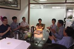 集团公司为五月生日的员工庆祝生日