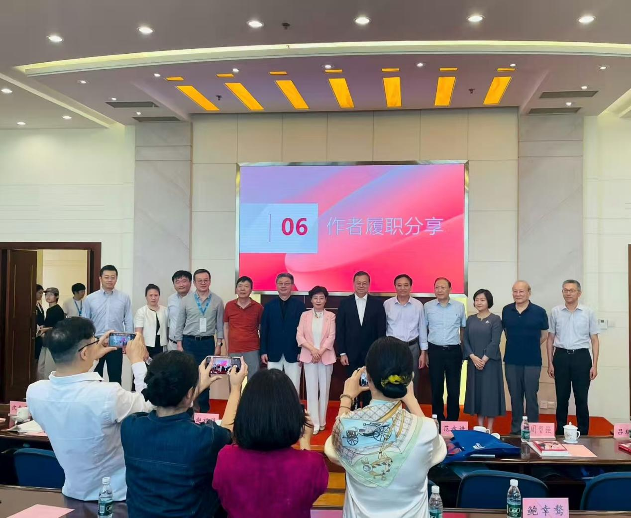躬行十八载 诤言见赤忱——全国人大代表樊芸履职研讨暨《我当全国人大代表这些年（2008-2025）》专家审稿会”在上海展览中心东二馆成功举行
